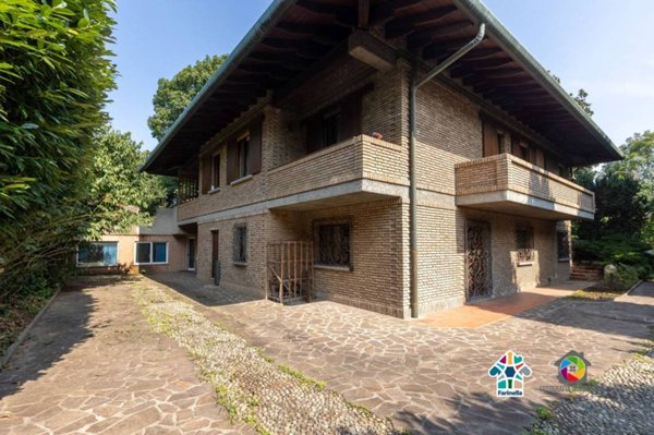 casa indipendente in vendita a Carugo