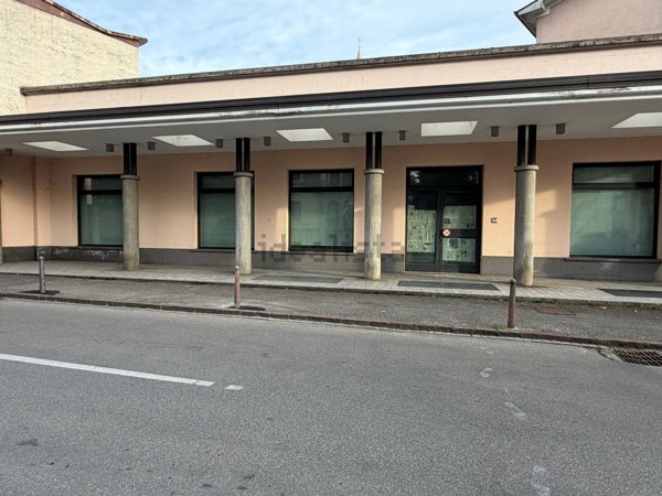 ufficio in vendita a Carugo
