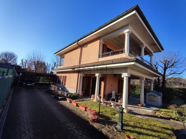 casa indipendente in vendita a Carugo