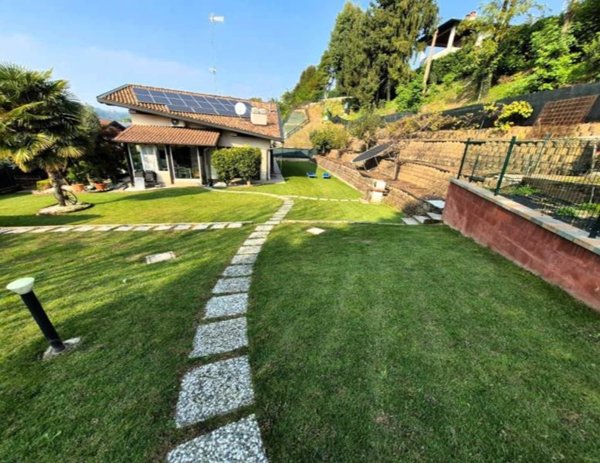 casa indipendente in vendita a Carugo