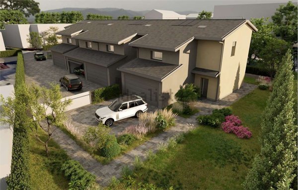 casa indipendente in vendita a Carugo