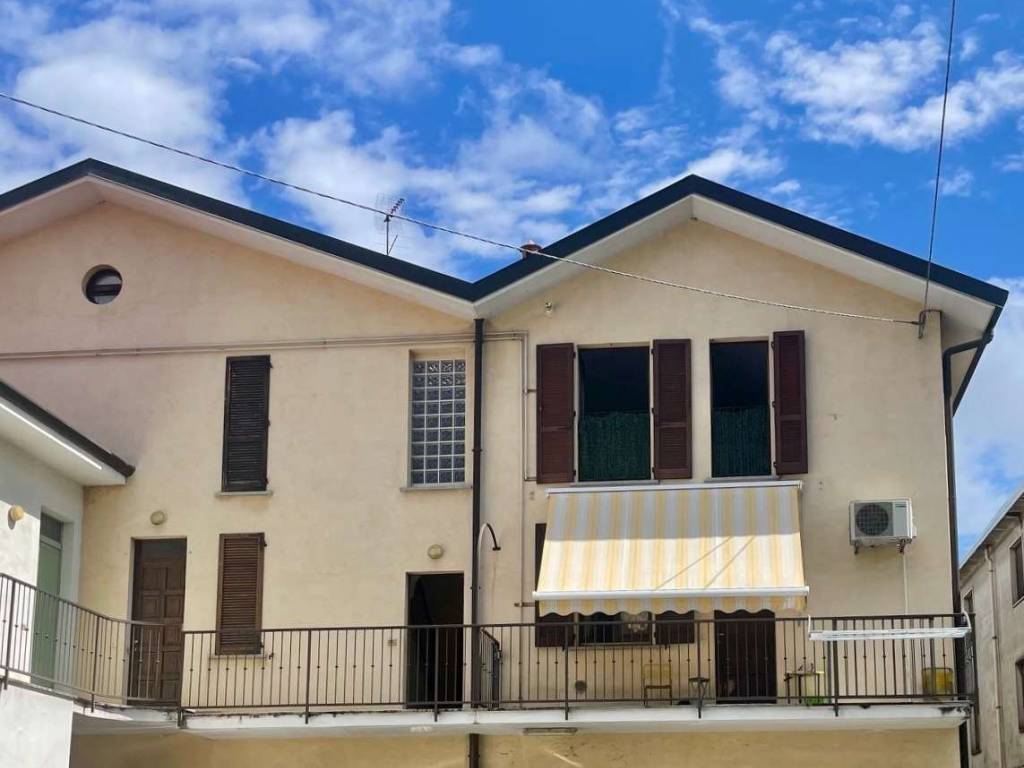 appartamento in vendita a Carugo