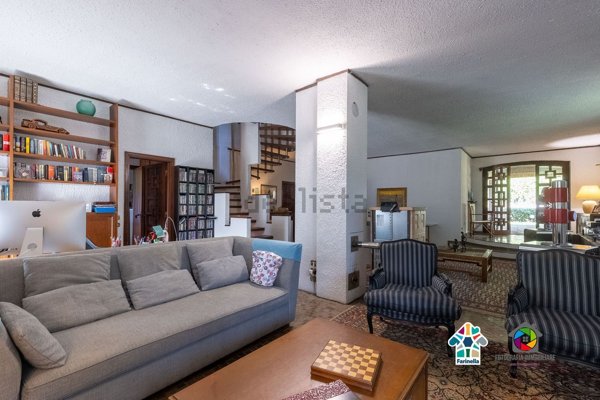 casa indipendente in vendita a Carugo