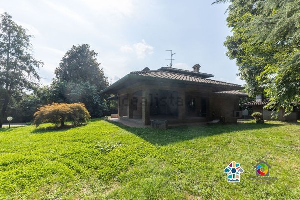 casa indipendente in vendita a Carugo