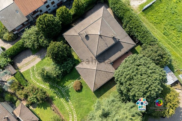 casa indipendente in vendita a Carugo