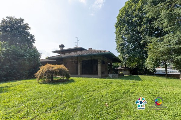 casa indipendente in vendita a Carugo