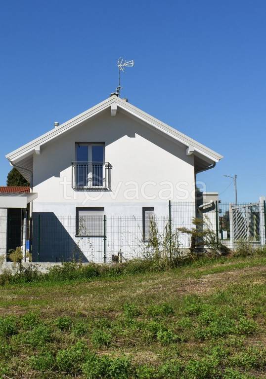 casa indipendente in vendita a Carugo