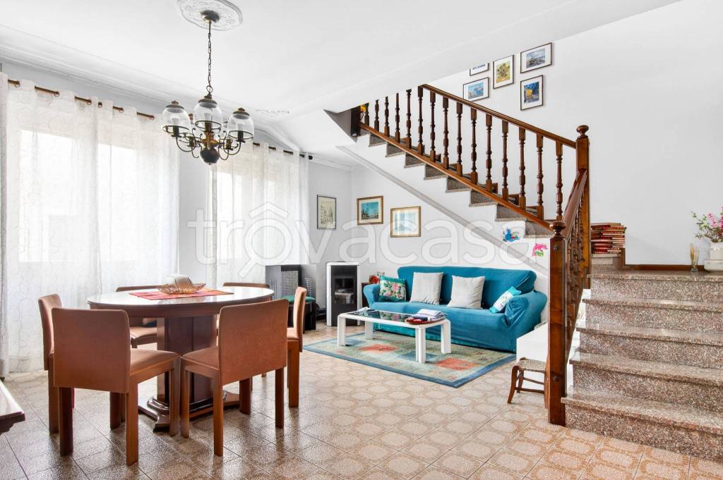 casa indipendente in vendita a Carugo