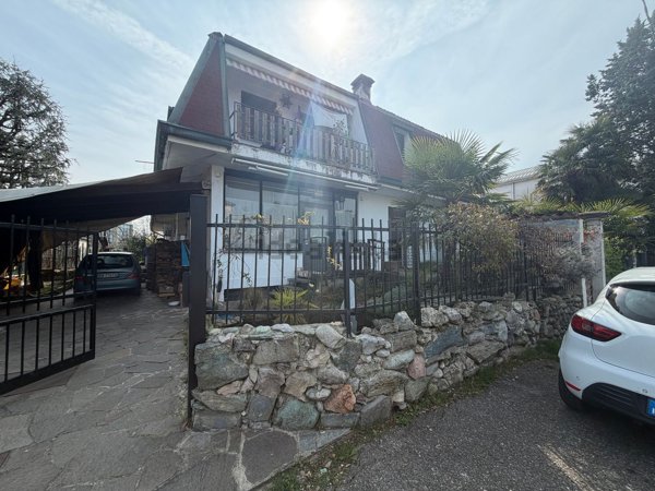 casa indipendente in vendita a Carugo