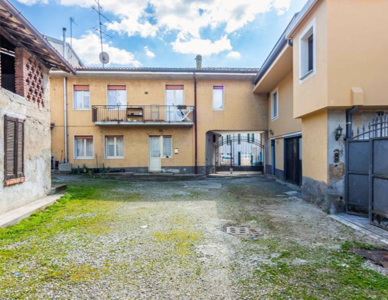 casa indipendente in vendita a Carugo