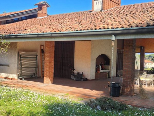 casa indipendente in vendita a Carugo