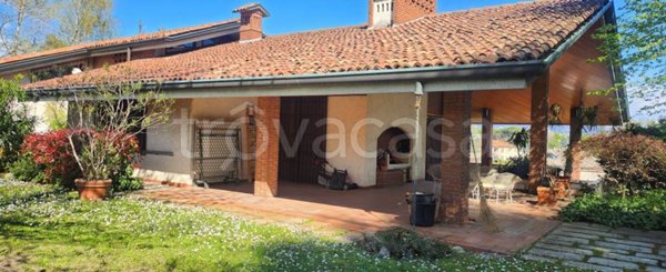 casa indipendente in vendita a Carugo