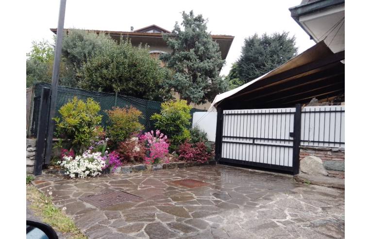 casa indipendente in vendita a Carugo