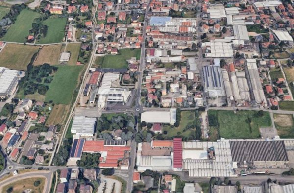 negozio in vendita a Carugo