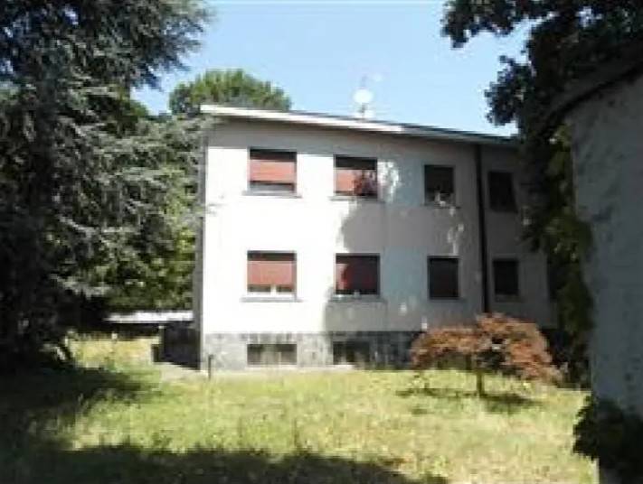 appartamento in vendita a Carugo