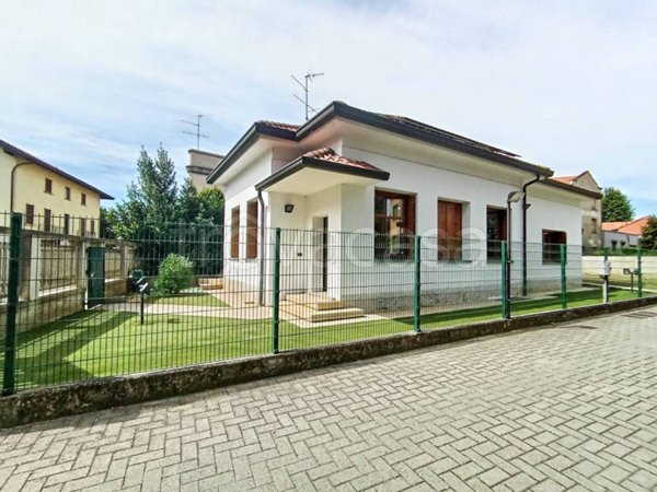 casa indipendente in vendita a Carugo