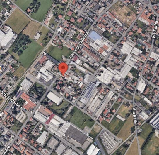 locale commerciale in vendita a Carugo