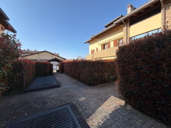 appartamento in vendita a Carugo