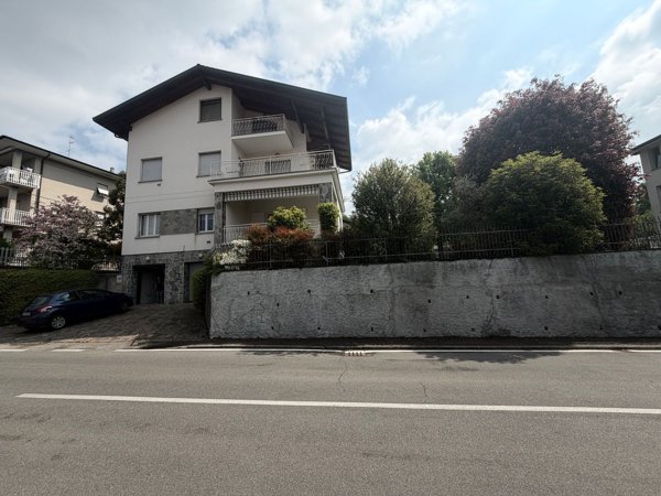 casa indipendente in vendita a Carugo