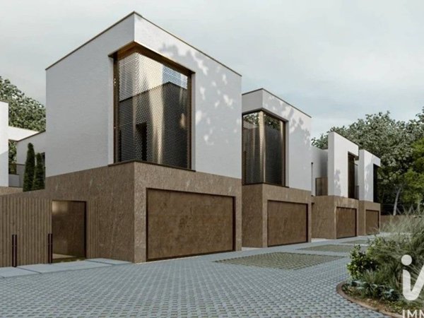 casa indipendente in vendita a Carugo