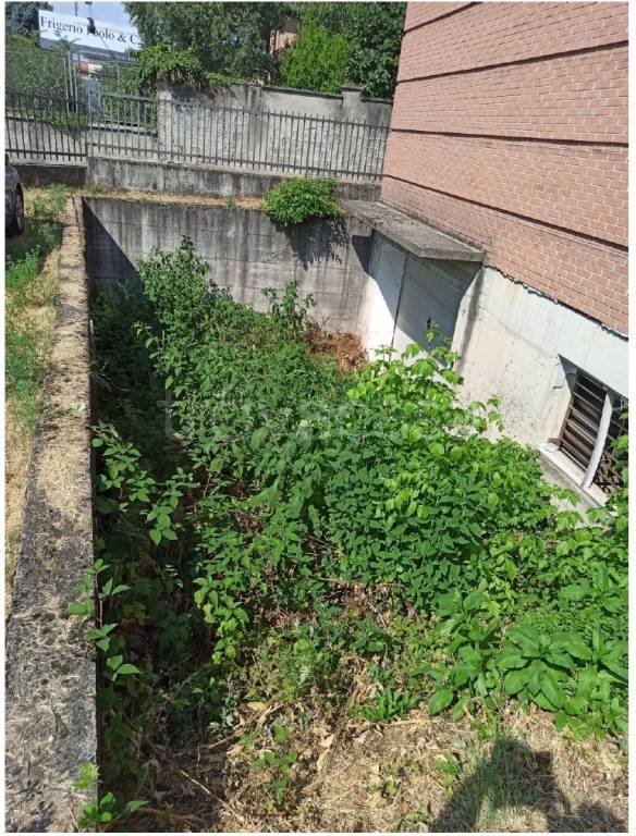 locale commerciale in vendita a Carugo