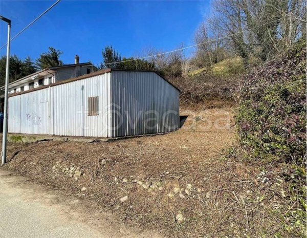 locale commerciale in vendita a Carugo