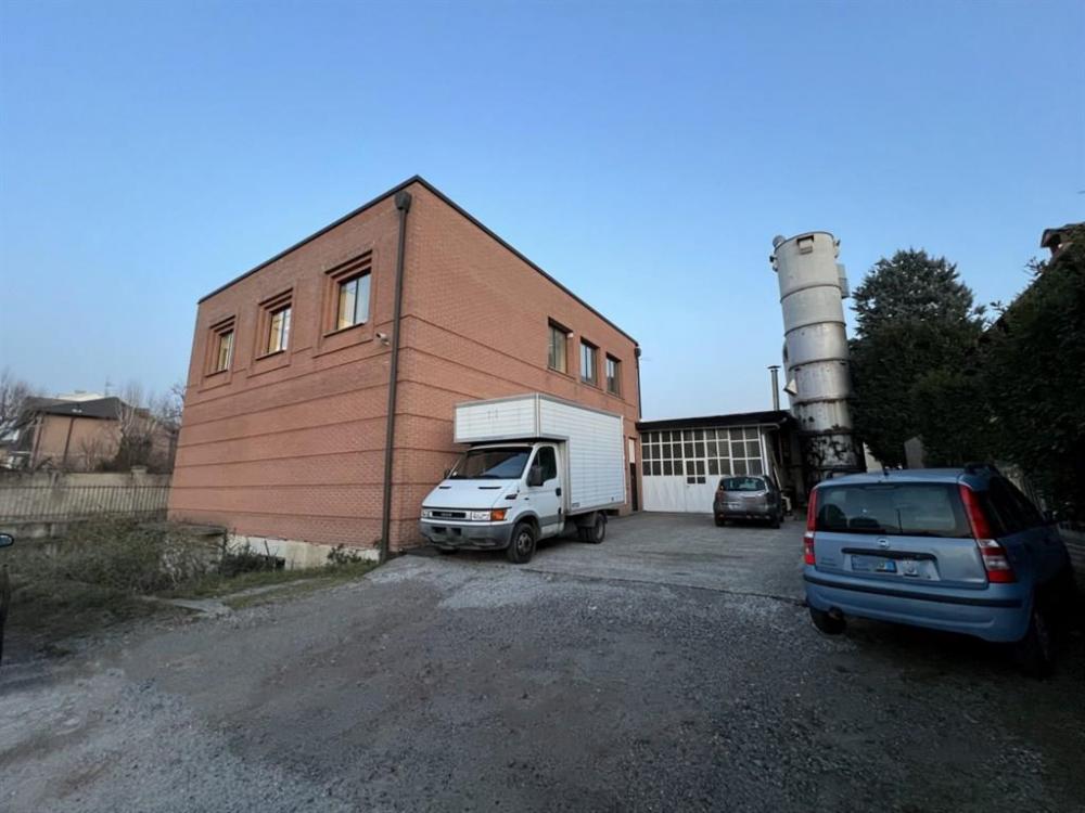 locale commerciale in vendita a Carugo