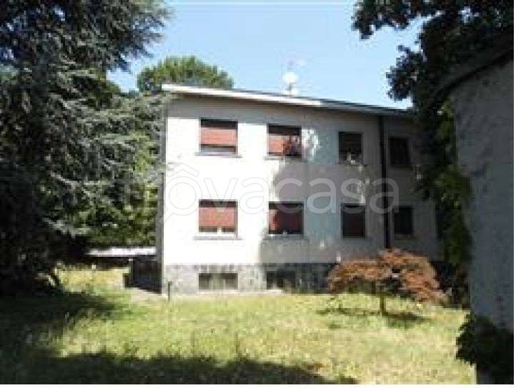 appartamento in vendita a Carugo