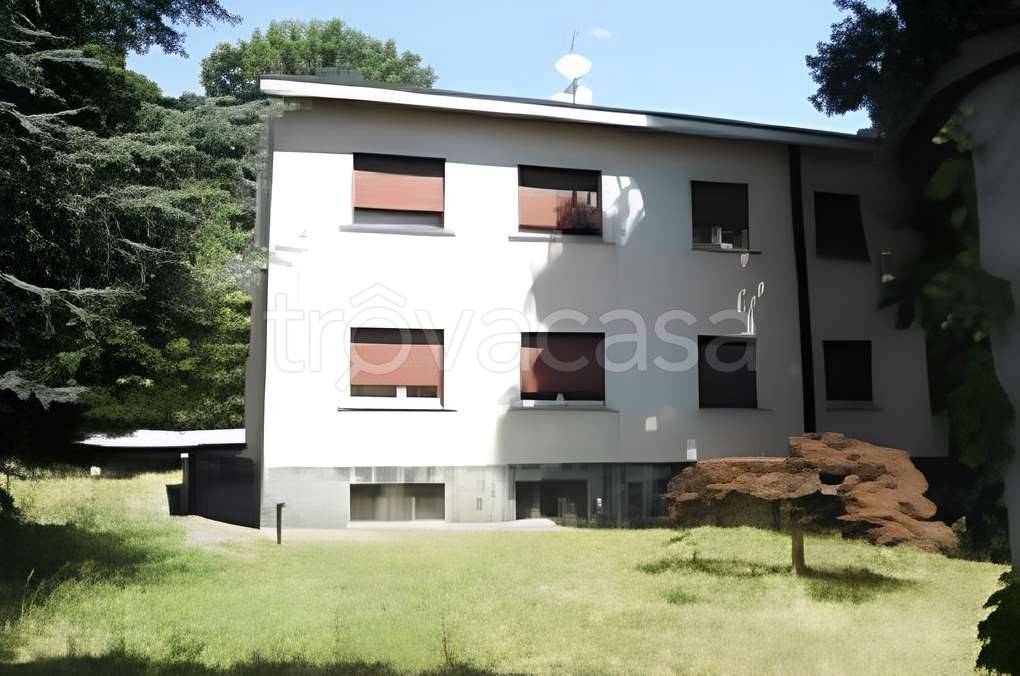 appartamento in vendita a Carugo