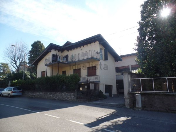 casa indipendente in vendita a Carugo