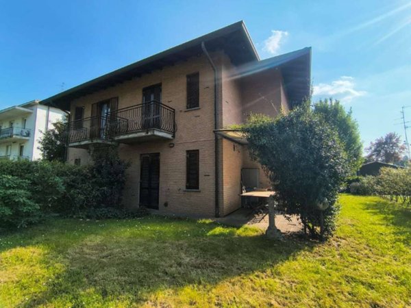 casa indipendente in vendita a Carugo