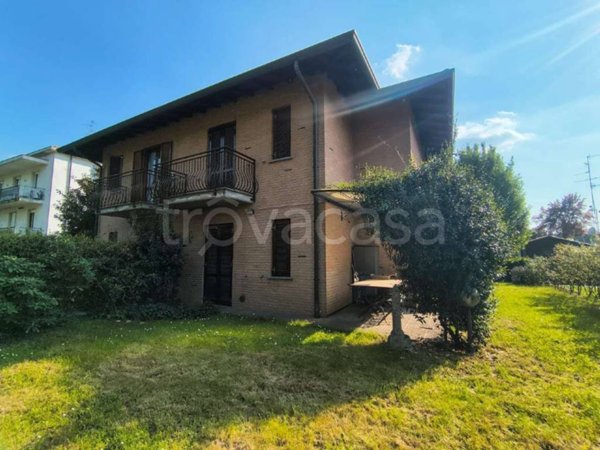 casa indipendente in vendita a Carugo