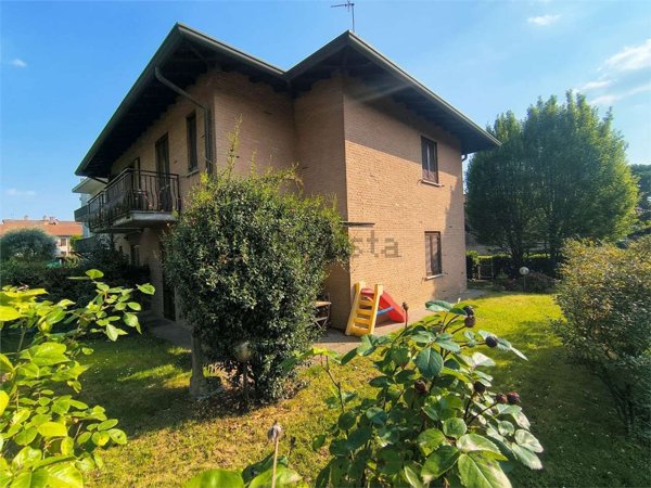 casa indipendente in vendita a Carugo