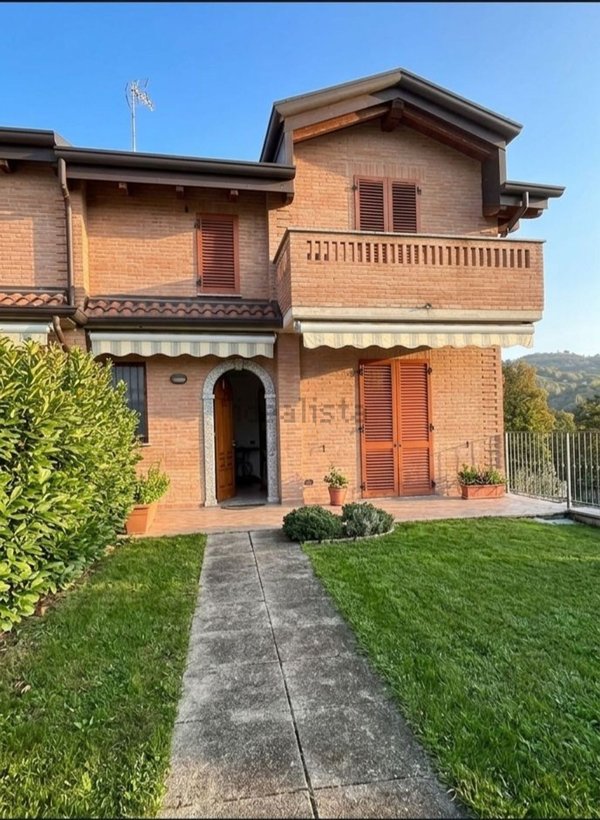 casa indipendente in vendita a Carugo