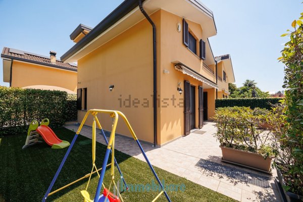 casa indipendente in vendita a Carugo