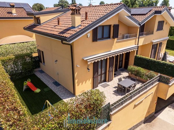 casa indipendente in vendita a Carugo