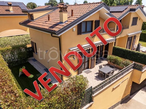 casa indipendente in vendita a Carugo