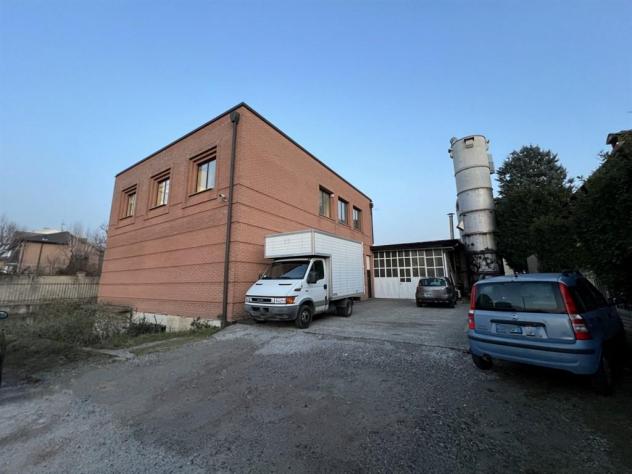 locale commerciale in vendita a Carugo