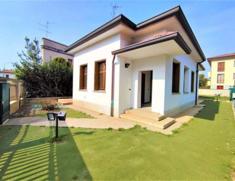 casa indipendente in vendita a Carugo