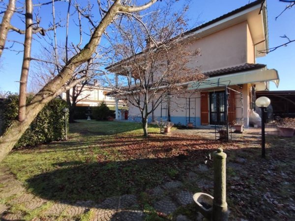 casa indipendente in vendita a Carugo