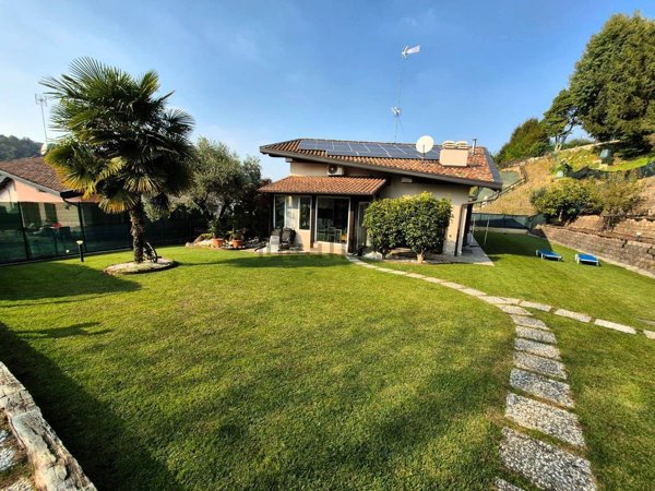 casa indipendente in vendita a Carugo