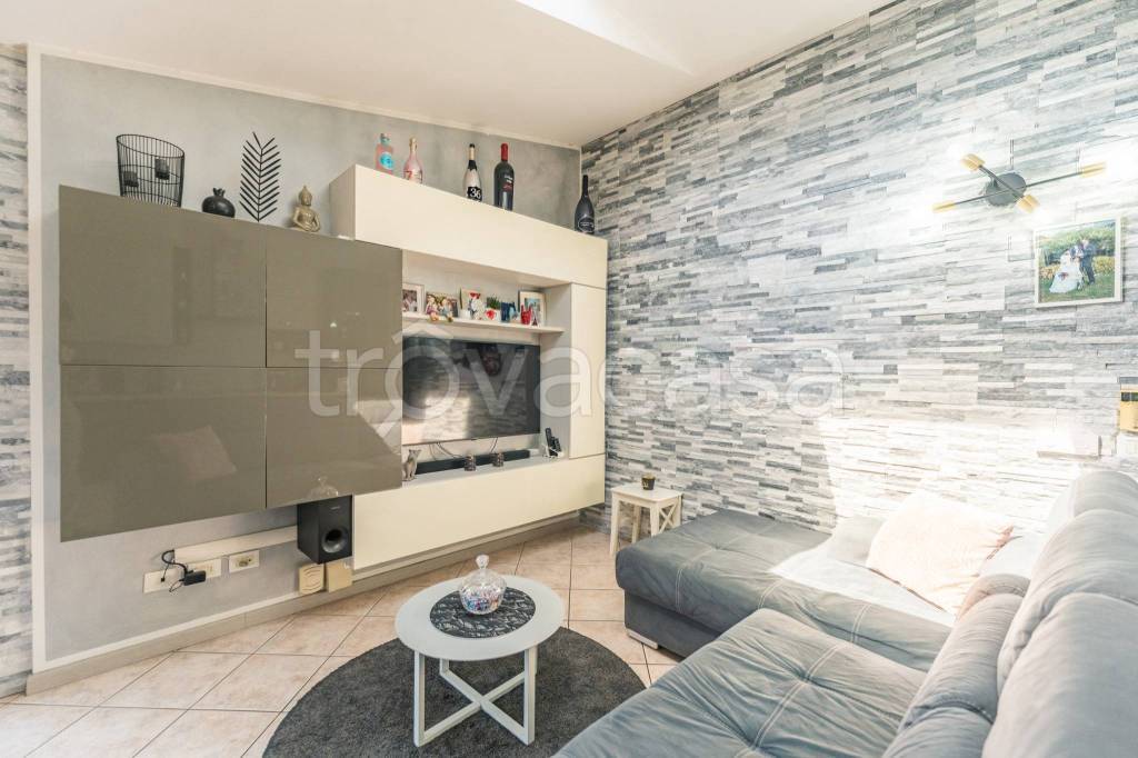 appartamento in vendita a Carugo