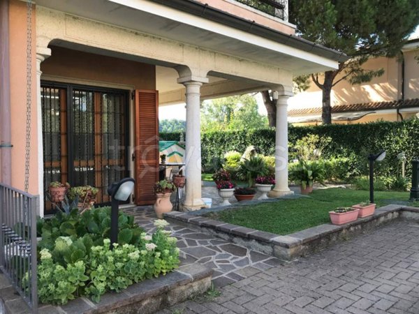 casa indipendente in vendita a Carugo