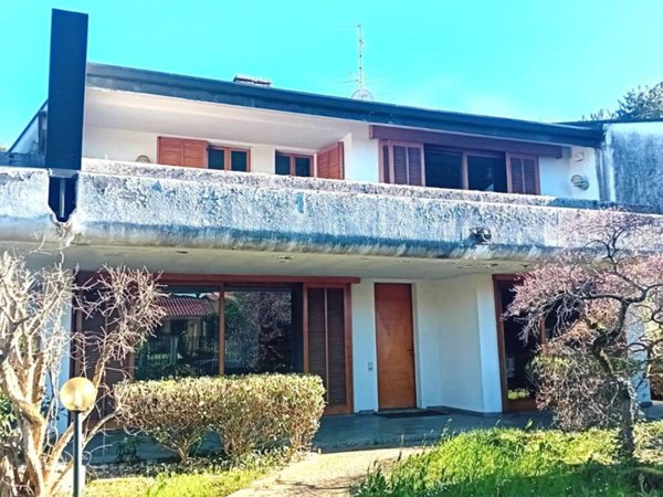 casa indipendente in vendita a Carugo