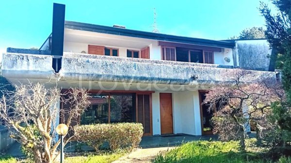 casa indipendente in vendita a Carugo