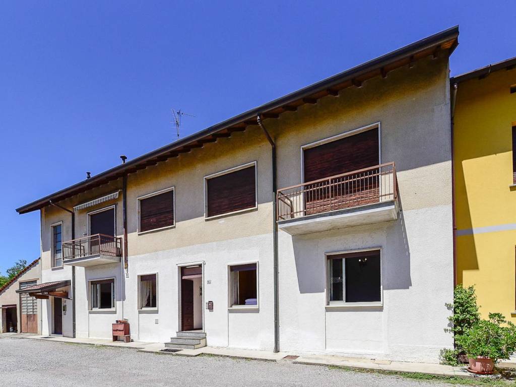 appartamento in vendita a Carugo