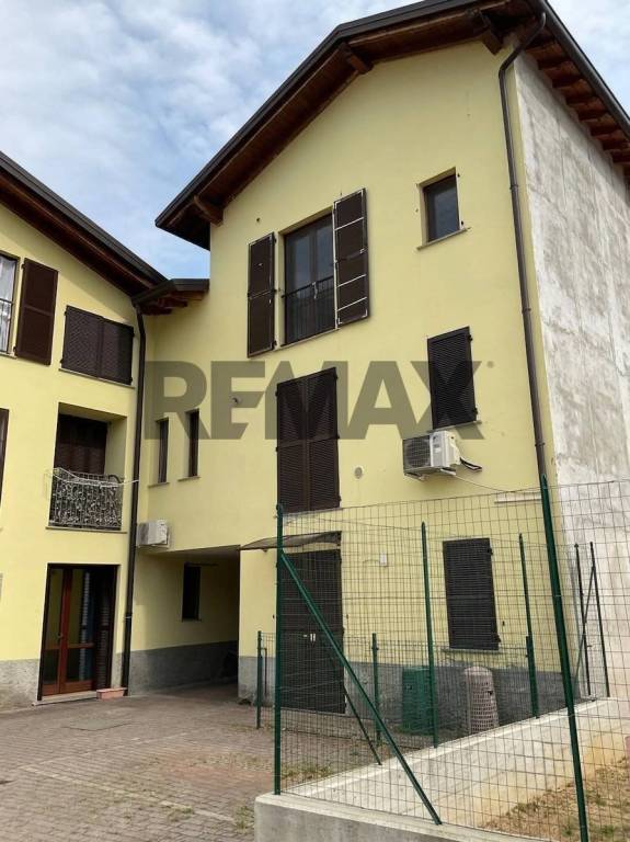 casa indipendente in vendita a Carugo