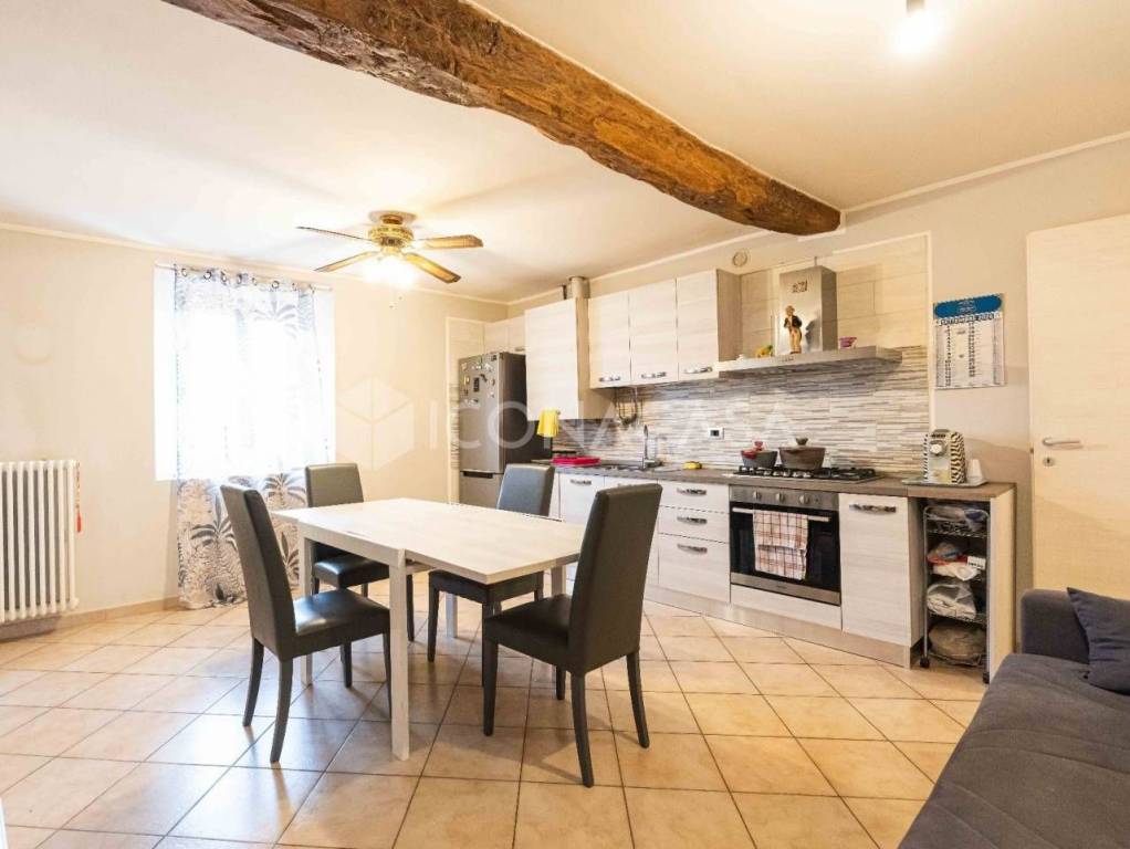 casa indipendente in vendita a Carugo