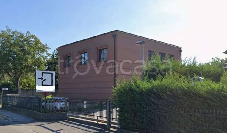locale commerciale in vendita a Carugo
