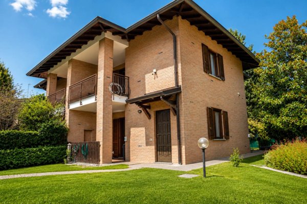 casa indipendente in vendita a Carugo